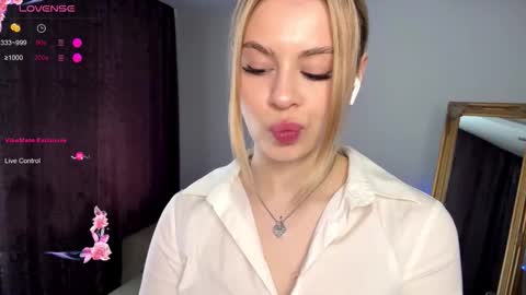 Snapshot of lil_elisa chatting on October 9, 2025, 9:51 am Elisa  online show from October 9, 2025, 9:51 am