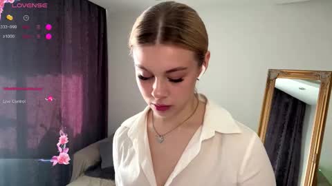 Snapshot of lil_elisa chatting on October 10, 2025, 10:14 am Elisa  online show from October 10, 2025, 10:14 am