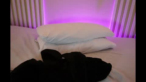 L I L A   online show from April 6, 2026, 1:03 am