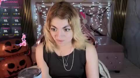 Lili online show from October 18, 2025, 4:37 am