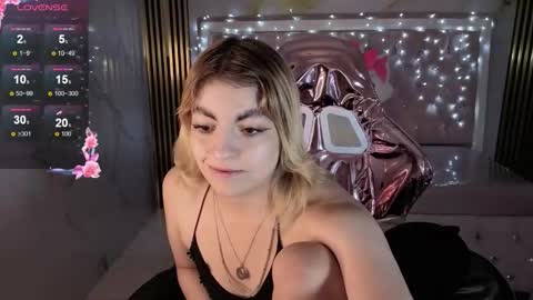 Lili online show from November 7, 2025, 3:39 am