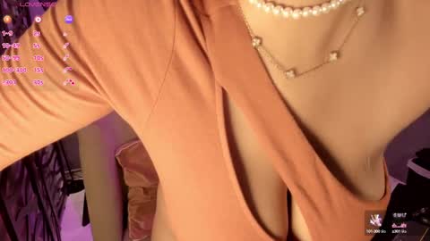 holis soy lily chang no olvides el pulgar arriba es muy importante para mi 3 independent model online show from September 15, 2025, 8:20 pm