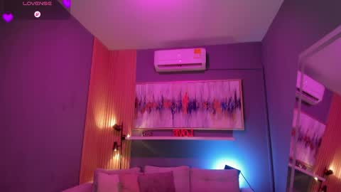 holis soy lily chang no olvides el pulgar arriba es muy importante para mi 3 independent model online show from April 6, 2026, 7:48 pm