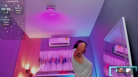 Snapshot of lilian_vergara chatting on April 21, 2026, 1:42 am holis soy lily chang no olvides el pulgar arriba es muy importante para mi 3 independent model online show from April 21, 2026, 1:42 am