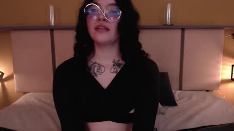  Lili  online show from November 7, 2025, 3:01 pm