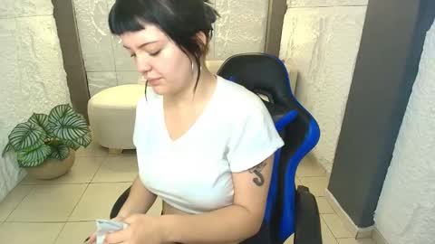 lilibeth_r online show from October 14, 2025, 12:50 pm