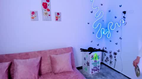 Lilie  online show from November 12, 2025, 9:14 pm