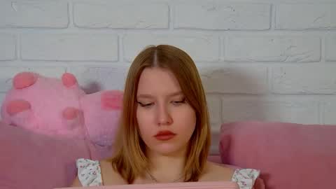 LiliLinn online show from May 11, 2026, 2:45 pm