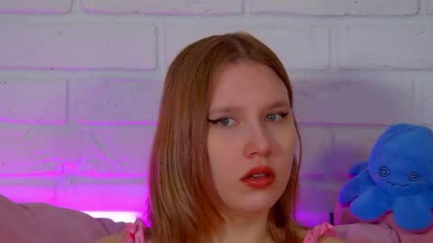 LiliLinn online show from May 16, 2026, 4:42 am