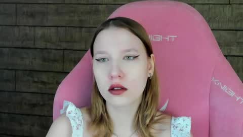 LiliLinn online show from May 18, 2026, 4:29 am