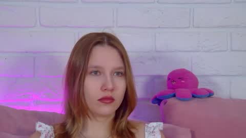 LiliLinn online show from May 26, 2026, 4:30 am