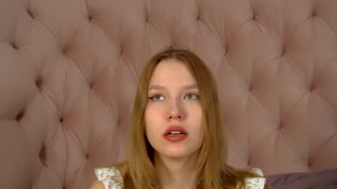 LiliLinn online show from August 4, 2026, 4:26 am