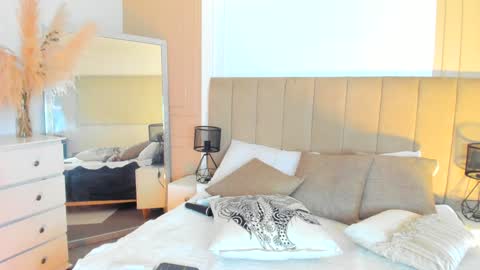 Lili  online show from February 2, 2025, 4:15 am