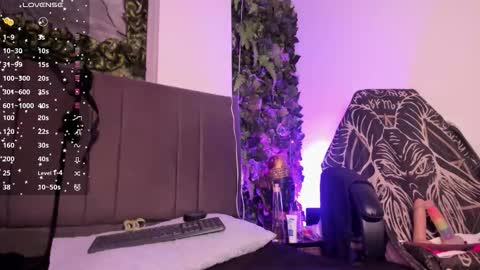 IG soylilith green7   online show from December 3, 2025, 6:17 pm