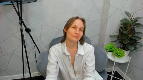 lillian_white1 online show from March 11, 2025, 1:34 pm