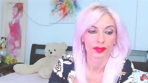 Lara online show from October 13, 2025, 4:18 pm
