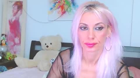 Lara online show from October 18, 2025, 9:37 pm