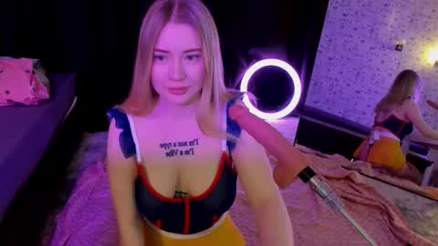 lillie_berry online show from December 16, 2025, 4:39 am