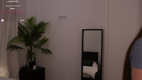 Lilly Colins online show from January 20, 2025, 5:59 pm