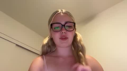 Snapshot of lillysweetsss chatting on September 25, 2025, 6:17 am Lilly online show from September 25, 2025, 6:17 am
