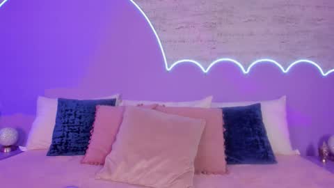 Lilou online show from November 14, 2025, 12:15 pm