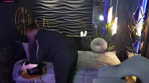 Lily online show from February 1, 2025, 6:54 am