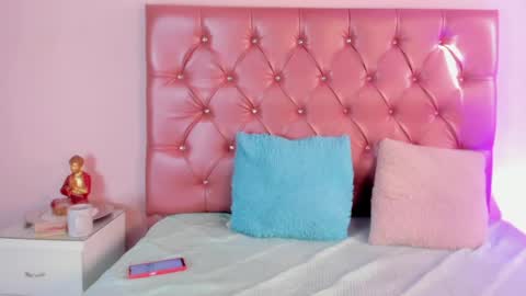 lily_rose0 online show from April 8, 2026, 9:26 pm