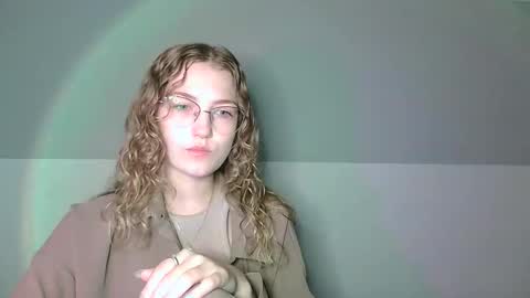 small lily online show from September 19, 2025, 6:04 am