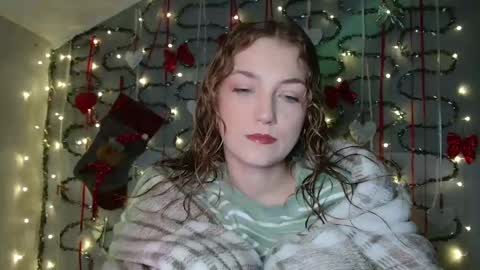 small lily online show from December 22, 2025, 6:05 pm