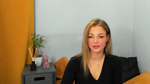 Lily online show from December 20, 2024, 7:39 pm