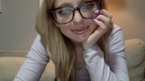 Snapshot of lilymae98 chatting on December 9, 2024, 7:18 pm LilyMae online show from December 9, 2024, 7:18 pm