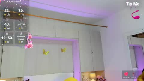 lilywhitee1 online show from June 21, 2026, 4:04 am