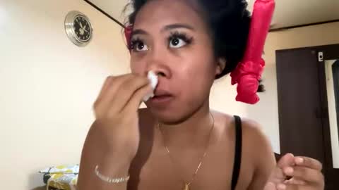 LinaDebie online show from November 17, 2025, 6:41 am