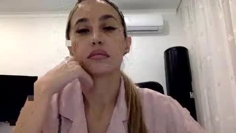 linavora online show from December 4, 2025, 1:53 pm