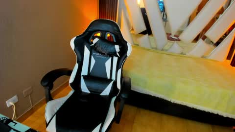  Linda  online show from May 25, 2026, 6:36 pm