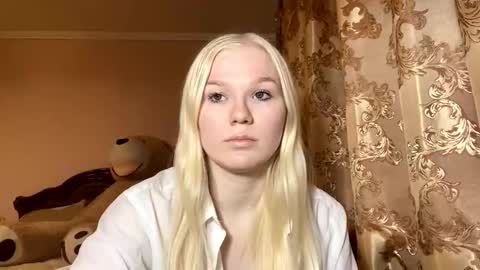 Snapshot of lindabreines chatting on November 12, 2025, 11:54 am Luna online show from November 12, 2025, 11:54 am