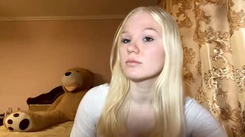 Snapshot of lindabreines chatting on November 15, 2025, 9:50 am Luna online show from November 15, 2025, 9:50 am