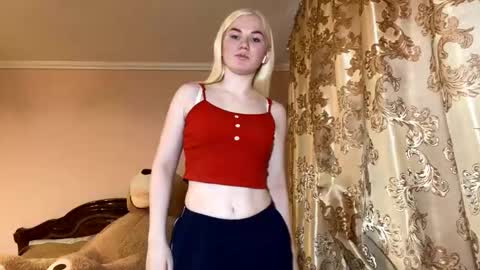 Snapshot of lindabreines chatting on November 22, 2025, 10:36 am Luna online show from November 22, 2025, 10:36 am