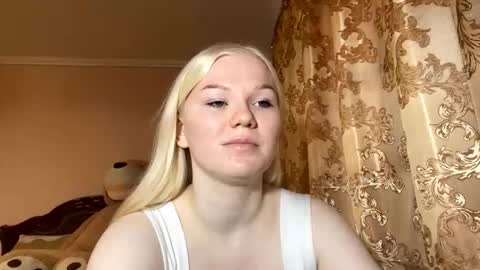 Snapshot of lindabreines chatting on November 30, 2025, 10:19 am Luna online show from November 30, 2025, 10:19 am