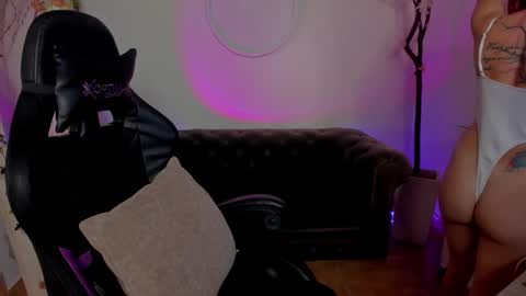 Lindsay    online show from September 8, 2025, 11:37 pm