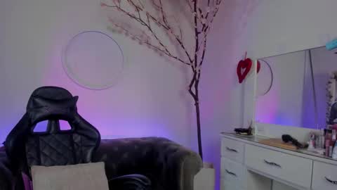 Lindsay    online show from October 3, 2025, 9:12 pm