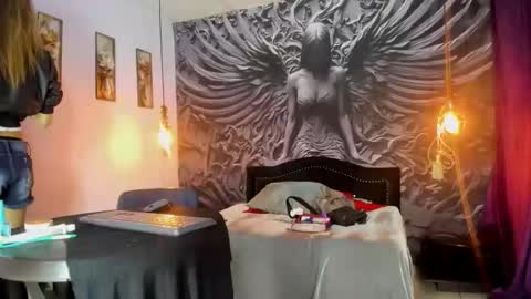 lindsey_2023 online show from April 19, 2026, 1:16 am