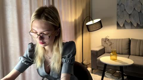 Snapshot of linneabercier chatting on April 7, 2026, 9:32 am Emma online show from April 7, 2026, 9:32 am