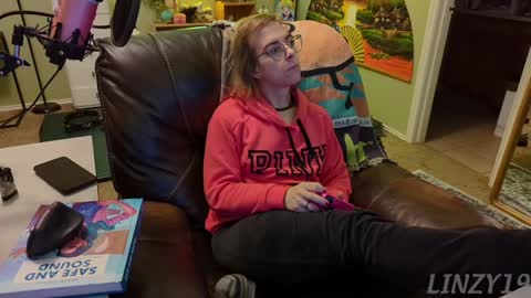 Snapshot of linzy19 chatting on February 3, 2025, 4:25 am Linzy19 online show from February 3, 2025, 4:25 am