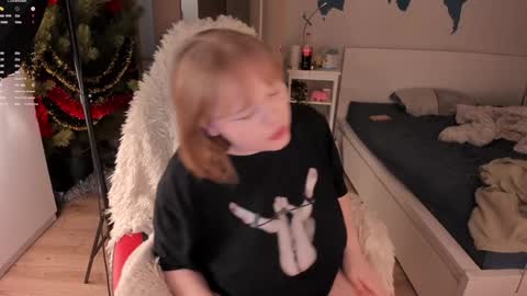 -Lisa- Help me to reach 100 thumbs up3 online show from January 5, 2025, 2:08 pm