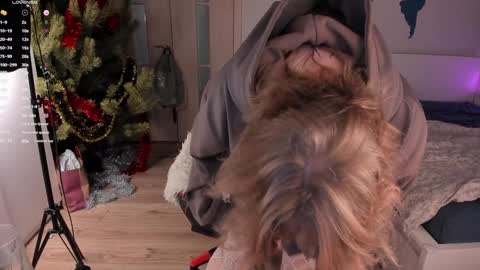 -Lisa- Help me to reach 100 thumbs up3 online show from January 11, 2025, 4:36 pm