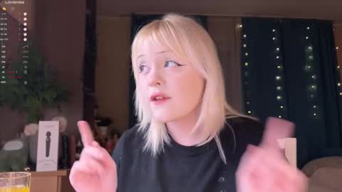 -Lisa- Help me to reach 100 thumbs up3 online show from January 18, 2026, 8:12 pm