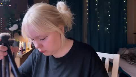 -Lisa- Help me to reach 100 thumbs up3 online show from March 29, 2026, 8:09 pm