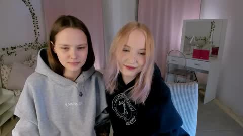 Lisa blonde  Alisa brunette online show from April 10, 2026, 6:56 pm