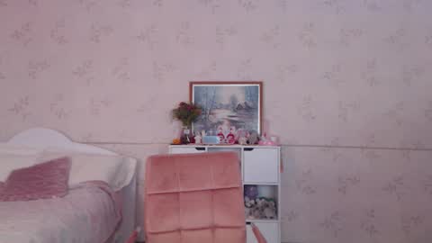 Snapshot of lissalucy chatting on October 12, 2025, 7:51 am Alice Dont forget to thumbs up its very important online show from October 12, 2025, 7:51 am